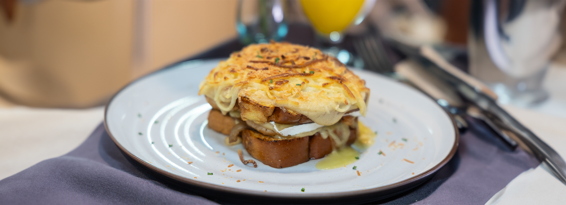 Sándwich de pollo gratinado